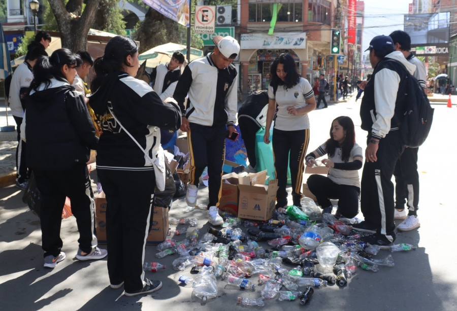 FERIA DEL RECICLAJE LOGR&Oacute; RECAUDAR UNA GRAN CANTIDAD DE BOTELLAS PL&Aacute;STICAS FOMENTANDO LA EDUCACI&Oacute;N AMBIENTAL