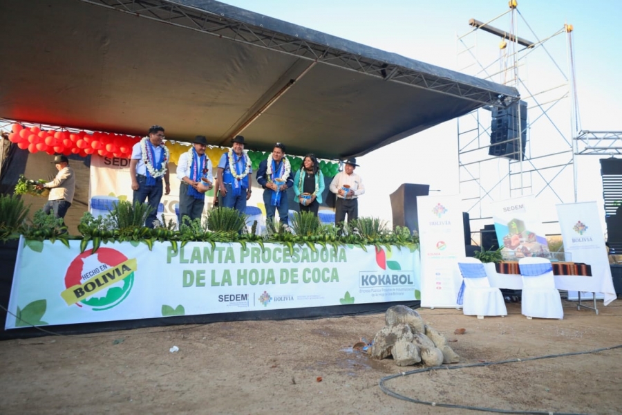 COLOCAN LA PIEDRA FUNDAMENTAL DE LA PLANTA DE KOKABOL EN SACABA