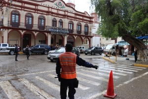 COLOCAN CONOS PARA ORDENAR EL TR&Aacute;FICO VEH&Iacute;CULAR EN LA PLAZA 6 DE AGOSTO DE SACABA, SE TRABAJA EN EDUCACI&Oacute;N VIAL