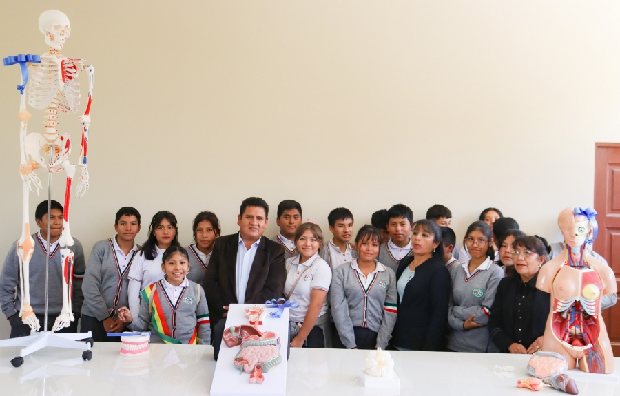 ALCALDE PEDRO GUTI&Eacute;RREZ ENTREG&Oacute; EQUIPAMIENTO PARA LOS LABORATORIOS DE F&Iacute;SICA, BIOLOG&Iacute;A Y SEGURIDAD ALIMENTARIA EN BENEFICIO DE LOS ESTUDIANTES DE LA UNIDAD EDUCATIVA BOLIVIANO JAPON&Eacute;S