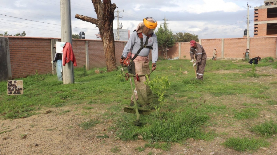 SERVIDORES P&Uacute;BLICOS DEL GAMS REALIZAN LIMPIEZA Y DESMALEZADO EN 125 UNIDADES EDUCATIVAS DE SACABA