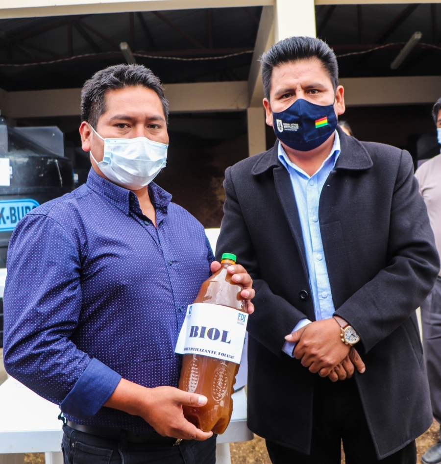 ALCALDE ENTREGA 12 MIL LITROS DE BIOL A PRODUCTORES DE SACABA