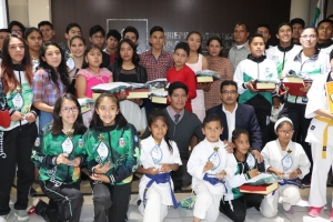 RECONOCEN A DESTACADOS DEPORTISTAS SACABE&Ntilde;OS