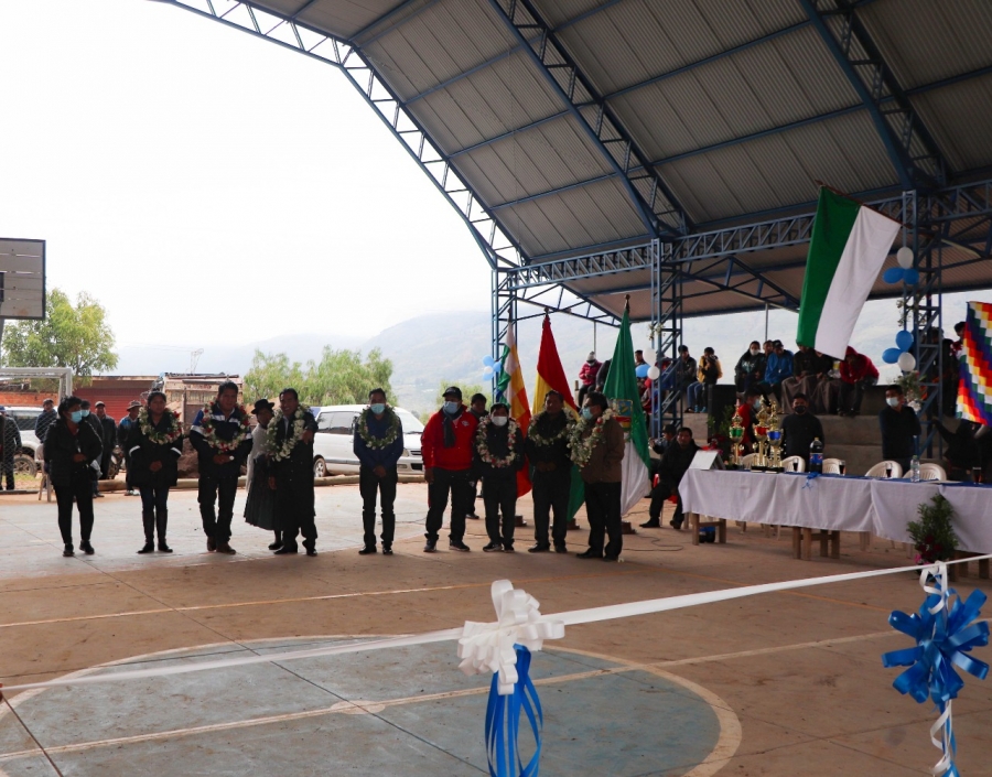 ENTREGAN MODERNO TINGLADO Y GRADER&Iacute;AS EN VILLA PARAISO