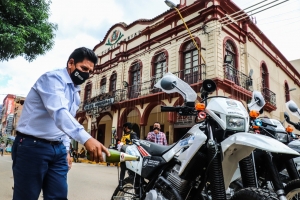 ALCALDE ENTREGA 6 MOTOCICLETAS A LA POLIC&Iacute;A Y UN CARRO BASURERO A GERES