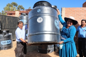 PEQUE&Ntilde;OS PRODUCTORES DE LAVA LAVA RECIBEN 190 TANQUES DE AGUA