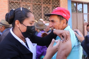 SACABA VACUNA A ADULTOS MAYORES CONTRA LA INFLUENZA