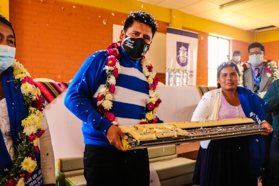 ALCALDE ENTREGA EQUIPAMIENTO A MUJERES ORGANIZADAS DE LAVA LAVA