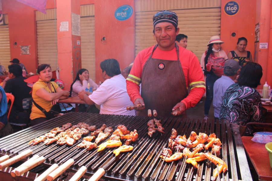 SACABA DISFRUT&Oacute; DE LA FERIA DEL ANTICUCHO, SILLPANCHO Y BROCHETA