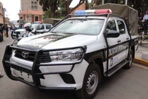 ENTREGAN 2 VEH&Iacute;CULOS Y 3 MOTOCICLETAS A LA POLIC&Iacute;A