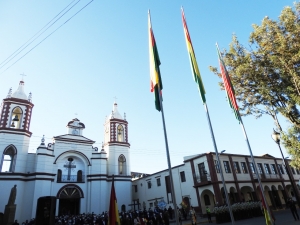 SACABA RINDEN HOMENAJE A LA BANDERA NACIONAL