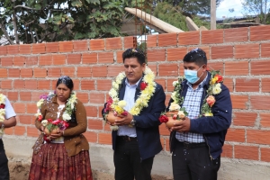 COLOCAN PIEDRA FUNDAMENTAL PARA LA CONSTRUCCI&Oacute;N DE LA UNIDAD EDUCATIVA GLORIETA EN LAVA LAVA - SACABA