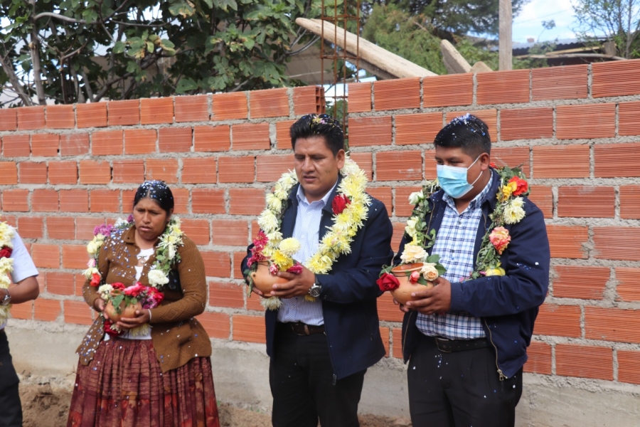 COLOCAN PIEDRA FUNDAMENTAL PARA LA CONSTRUCCI&Oacute;N DE LA UNIDAD EDUCATIVA GLORIETA EN LAVA LAVA - SACABA