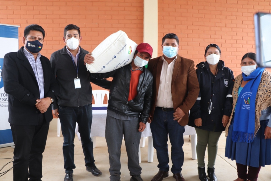 ALCALDE PEDRO GUTIERREZ ENTREGA FERTILIZANTES A PRODUCTORES SACABE&Ntilde;OS