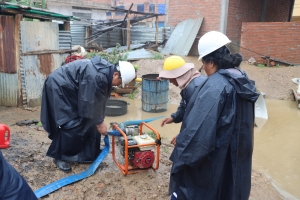 TEMPORADA DE LLUVIAS: UGR SACABA AYUD&Oacute; A RETIRAR AGUA ACUMULADA EN VIVIENDAS ANEGADAS EN LA OTB EL MORRO, SE REALIZA EL MONITOREO DE CUENCAS
