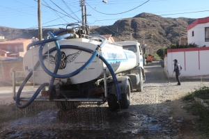 DESINFECTAN CALLES Y ACERAS EN DISTRITO 2 PARA PREVENIR EL CONTAGIO DEL COVID -19