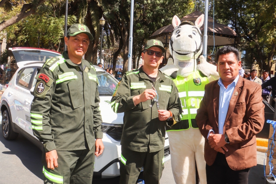 ALCALDE PEDRO GUTI&Eacute;RREZ ENTREG&Oacute; UN VEH&Iacute;CULO Y EQUIPAMIENTO A LA POLIC&Iacute;A CON UNA INVERSI&Oacute;N DE M&Aacute;S DE 500 MIL BOLIVIANOS PARA FORTALECER LA SEGURIDAD CIUDADANA EN SACABA
