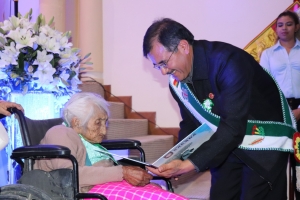 MAM&Aacute; JULIA RECIBE UNA DISTINCI&Oacute;N EN LOS 258 A&Ntilde;OS DE SACABA