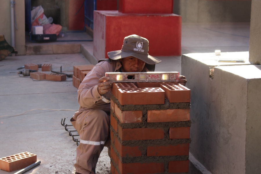SACABA IMPLEMENTA MESAS DE AJEDREZ EN UNIDADES EDUCATIVAS Y REFUERZA EL MANTENIMIENTO DE INFRAESTRUCTURAS DURANTE EL DESCANSO PEDAG&Oacute;GICO