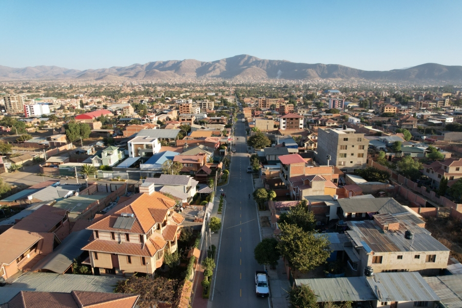 VECINOS DE LA OTB ORIENTAL DEL DISTRITO 2 SE BENEFICIAN CON LA ENTREGA DEL ASFALTADO DE UNA V&Iacute;A PRINCIPAL QUE CONECTA LA AVENIDA TERCERA CON LA AVENIDA VILLAZ&Oacute;N