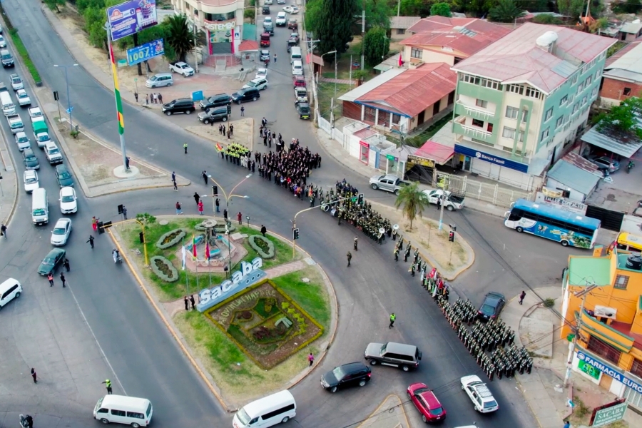 SACABA IZ&Oacute; LA BANDERA TRICOLOR M&Aacute;S GRANDE DE COCHABAMBA Y DE BOLIVIA EN HOMENAJE AL BICENTENARIO