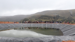 EN LARATY ENTREGAN ATAJADO CON GEOMENBRANA PARA GARANTIZAR AGUA