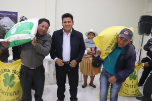 ALCALDE PEDRO GUTI&Eacute;RREZ ENTREGA SEMILLAS Y FERTILIZANTES A PRODUCTORES AFECTADOS POR HELADAS EN DISTRITOS RURALES DE SACABA