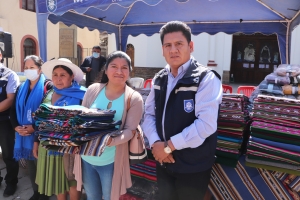 ALCALDE PEDRO GUTI&Eacute;RREZ ENTREGA MATERIAL TEXTIL COMO INCENTIVO A MADRES QUE PARTICIPARON DE CURSOS DE POST-ALFABETIZACI&Oacute;N EN SACABA