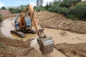 MAQUINARIA PESADA DE LA ALCALD&Iacute;A DE SACABA REALIZA TRABAJOS EN EL R&Iacute;O LORO MAYU EN TUSCAPUGIO BAJO PARA EVITAR INUNDACIONES
