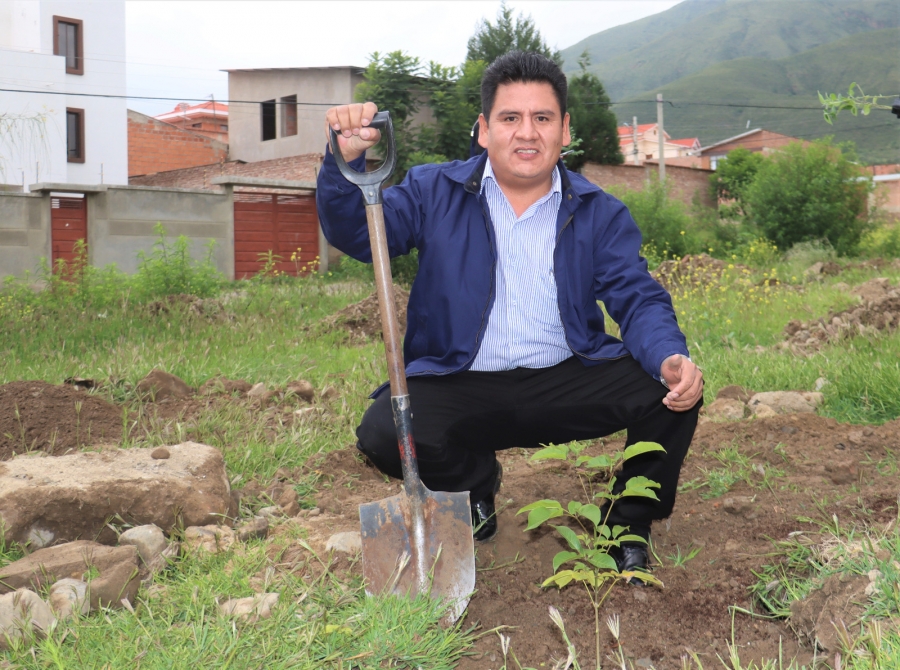 ALCALDE PEDRO GUTI&Eacute;RREZ JUNTO A AUTORIDADES DEL CONCEJO MUNICIPAL DE SACABA Y VECINOS REFORESTARON &Aacute;REAS VERDES DE LA OTB TRI&Aacute;NGULO DEL DISTRITO 2