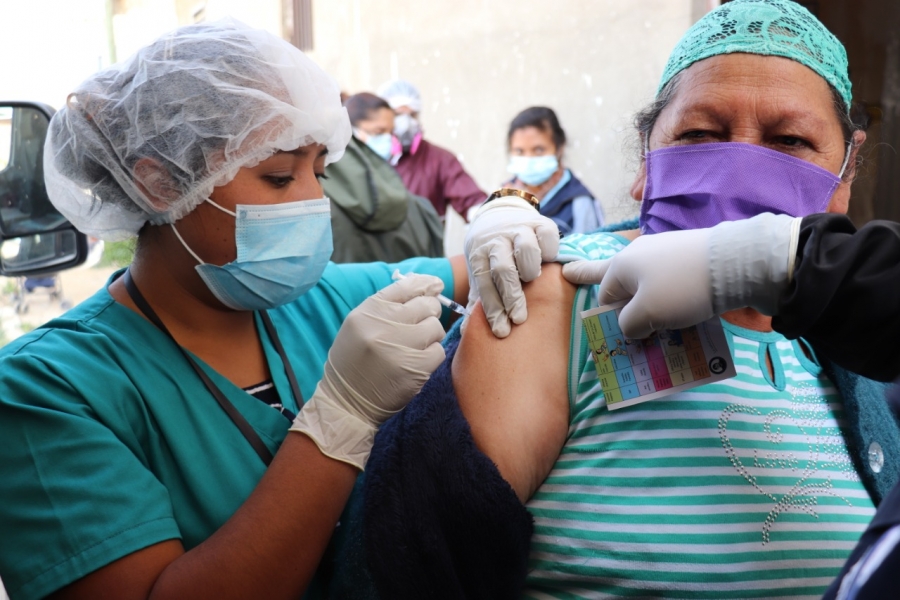 EN SACABA VACUNAN CONTRA LA INFLUENZA ESTACIONAL