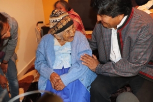 PRESIDENTE ENTREGA VIVIENDA SOCIAL A LA MUJER M&Aacute;S LONGEVA DE BOLIVIA EN MUNICIPIO DE SACABA