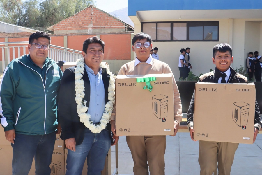 Entrega de mobiliario y equipamiento a las unidades educativas del Distrito 2 Quintanilla.